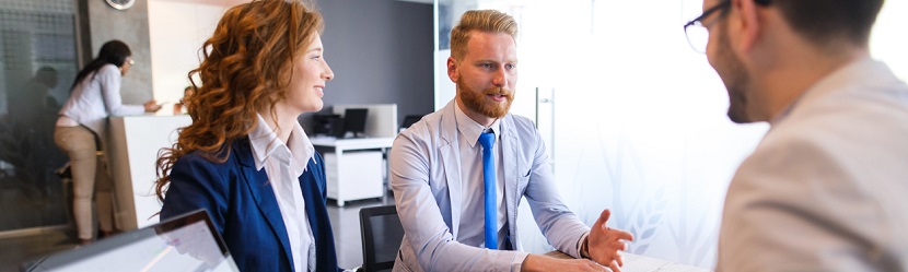 Echanges entre collaborateurs bancaires